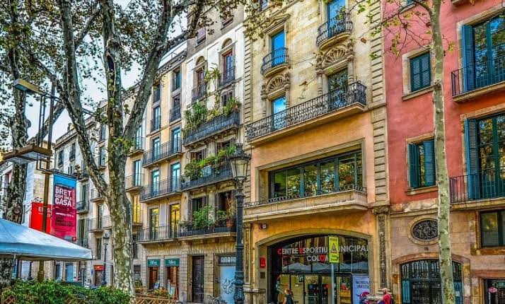 Vista de una calle de Barcelona en donde abundan las viviendas de uso turístico (HUT). Foto Fuente Externa.