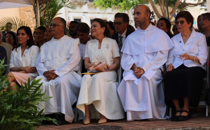 Vista parcial de invitados al acto de inauguraci&oacute;n de la estatua de santo Domingo de Guzm&aacute;n por aniversario de la ciudad