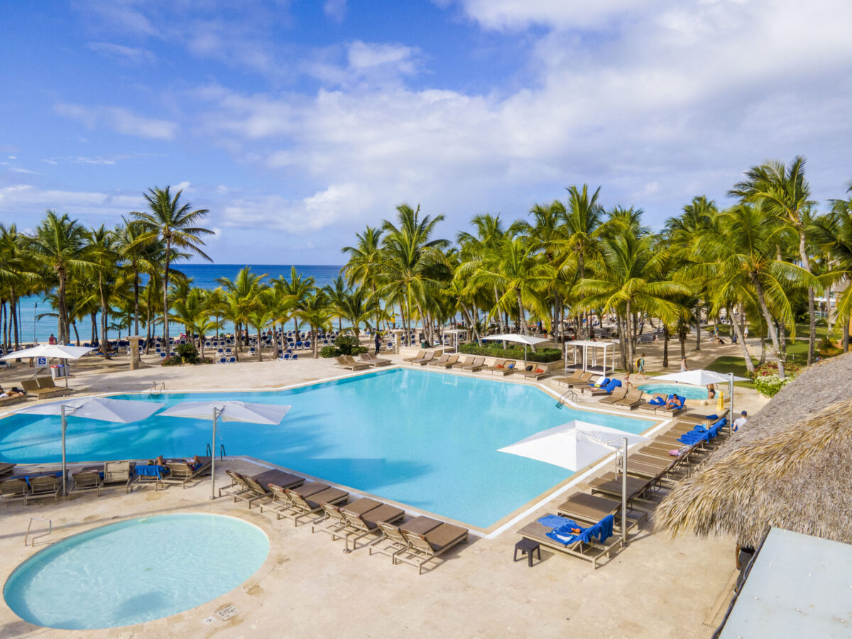 Vista de las piscinas junto al mar de Viva Resort en Bayahíbe.