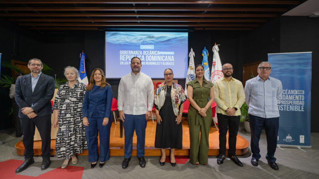 En una foto oficial del Foro destacan el ministro de Medio Ambiente y Recursos Naturales, Paíno Henríquez; Shajira Nazir, vicerrectora académica del Intec; Ana María Díaz, representante residente del PNUD; José Ramón Reyes, viceministro de Recursos Costeros y Marinos; Jonathan Delance, gerente nacional del Programa 30x30 del Ministerio de Medio Ambiente, entre otros.