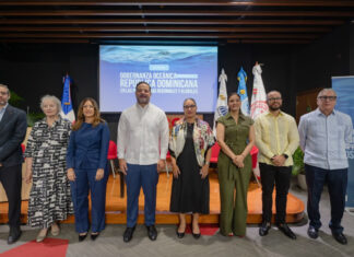 Medio Ambiente celebra el Primer Foro Nacional de los Océanos para fortalecer la gobernanza oceánica del país En una foto oficial del Foro destacan el ministro de Medio Ambiente y Recursos Naturales, Paíno Henríquez; Shajira Nazir, vicerrectora académica del Intec; Ana María Díaz, representante residente del PNUD; José Ramón Reyes, viceministro de Recursos Costeros y Marinos; Jonathan Delance, gerente nacional del Programa 30x30 del Ministerio de Medio Ambiente, entre otros.