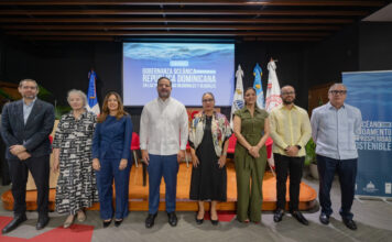 Medio Ambiente celebra el Primer Foro Nacional de los Océanos para fortalecer la gobernanza oceánica del país En una foto oficial del Foro destacan el ministro de Medio Ambiente y Recursos Naturales, Paíno Henríquez; Shajira Nazir, vicerrectora académica del Intec; Ana María Díaz, representante residente del PNUD; José Ramón Reyes, viceministro de Recursos Costeros y Marinos; Jonathan Delance, gerente nacional del Programa 30x30 del Ministerio de Medio Ambiente, entre otros.