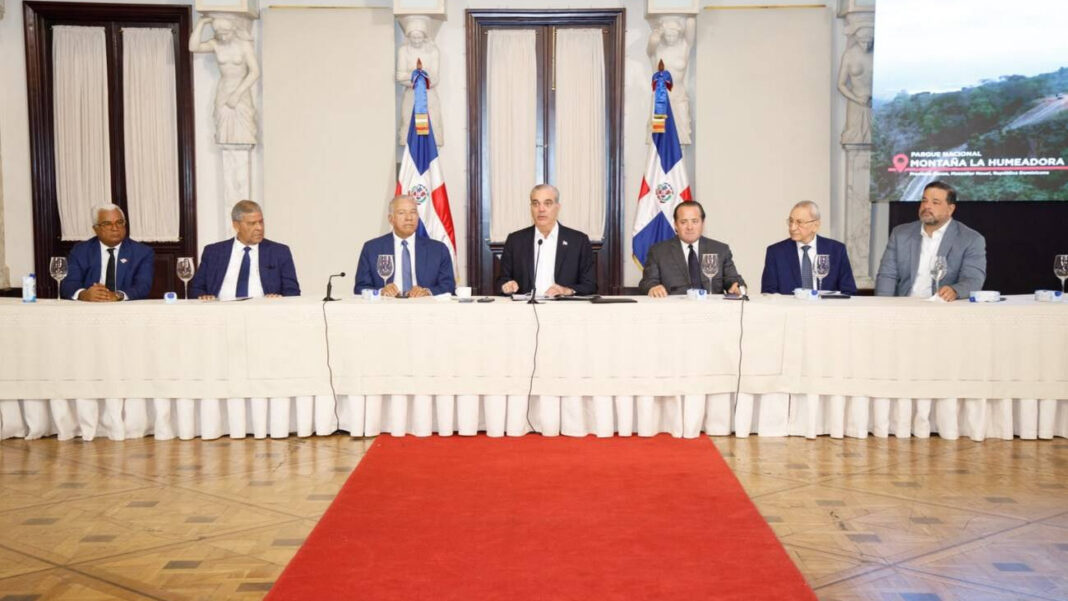 El presidente Abinader en el acto junto a la Comisión Presidencial Permanente creada para la Identificación, Saneamiento, Regularización y Titulación de los Terrenos Estatales Ubicados en Áreas Protegidas.