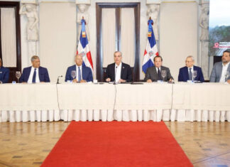 Presidente Abinader asegura que dejará un legado histórico con la entrega de títulos de parques nacionales al Estado Dominicano El presidente Abinader en el acto junto a la Comisión Presidencial Permanente creada para la Identificación, Saneamiento, Regularización y Titulación de los Terrenos Estatales Ubicados en Áreas Protegidas.