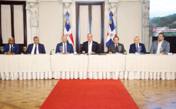 Presidente Abinader asegura que dejará un legado histórico con la entrega de títulos de parques nacionales al Estado Dominicano El presidente Abinader en el acto junto a la Comisión Presidencial Permanente creada para la Identificación, Saneamiento, Regularización y Titulación de los Terrenos Estatales Ubicados en Áreas Protegidas.