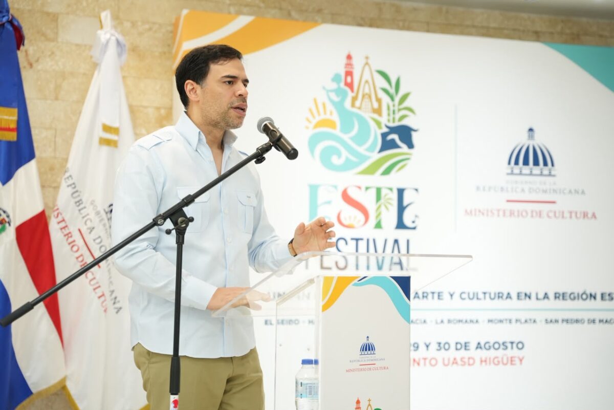 El ministro de Cultura motivó a los artistas de Miches a integrarse a ESte Festival este fin de semana.