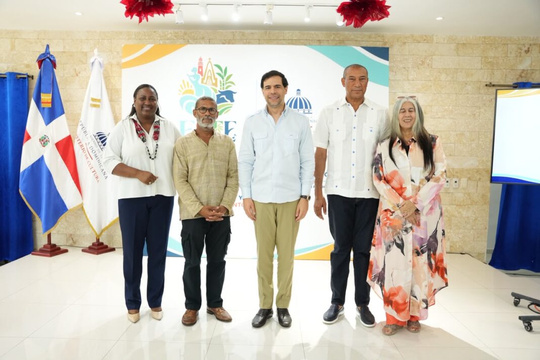 El ministro de Cultura, Roberto Ángel Salcedo, al centro, junto a artesanos de Miches durante el encuentro de organizador de Este Festival.