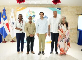 Miches se prepara para celebrar desde el viernes Este Festival para poner en valor el talento de sus creadores artísticos El ministro de Cultura, Roberto Ángel Salcedo, al centro, junto a artesanos de Miches durante el encuentro de organizador de Este Festival.