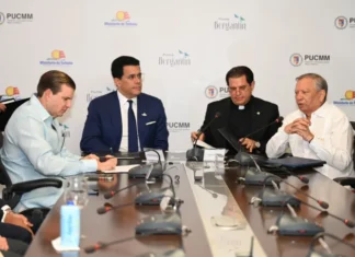 Turismo, PUCMM y Punta Bergantín sellan alianza para medir, con datos, el impacto de uno de los mayores proyectos turísticos del país Andrés Marranzini, David Collado, Secilio Espinal y Leonardo Aguilera durante la firma del acuerdo para un programa de investigación permanente sobre Punta Bergantín y el impacto económico de este proyecto turístico. (FUENTE EXTERNA)