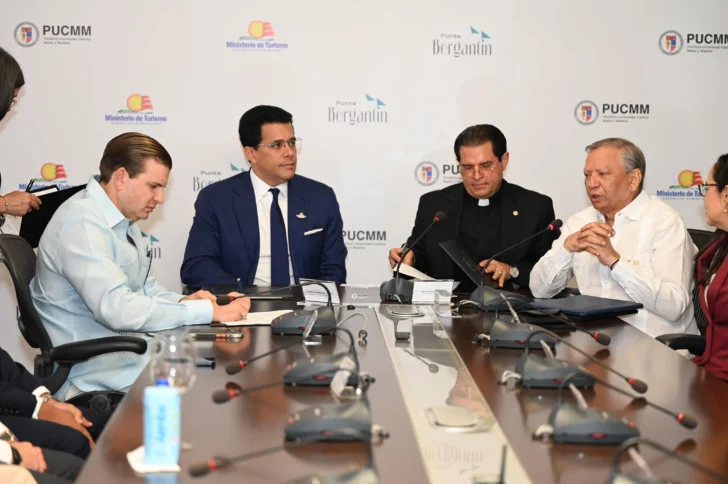 Andrés Marranzini, David Collado, Secilio Espinal y Leonardo Aguilera durante la firma del acuerdo para un programa de investigación permanente sobre Punta Bergantín y el impacto económico de este proyecto turístico. (FUENTE EXTERNA)