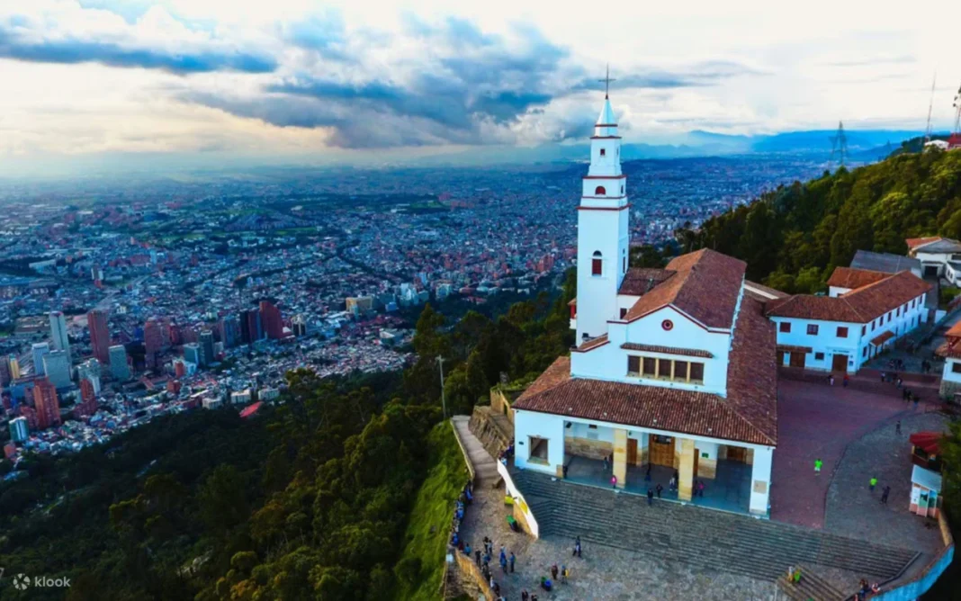 Vista panorámica de Bogotá desde el Cerro de Monserrate, uno de los más famoso en el turismo de Colombia. Fuente: Colombia Travel.