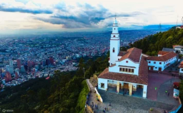 Las naciones que están haciendo la diferencia en el turismo mundial según el Informe de Tendencias Globales 2026 del WTTC Vista panorámica de Bogotá desde el Cerro de Monserrate, uno de los más famoso en el turismo de Colombia. Fuente: Colombia Travel.