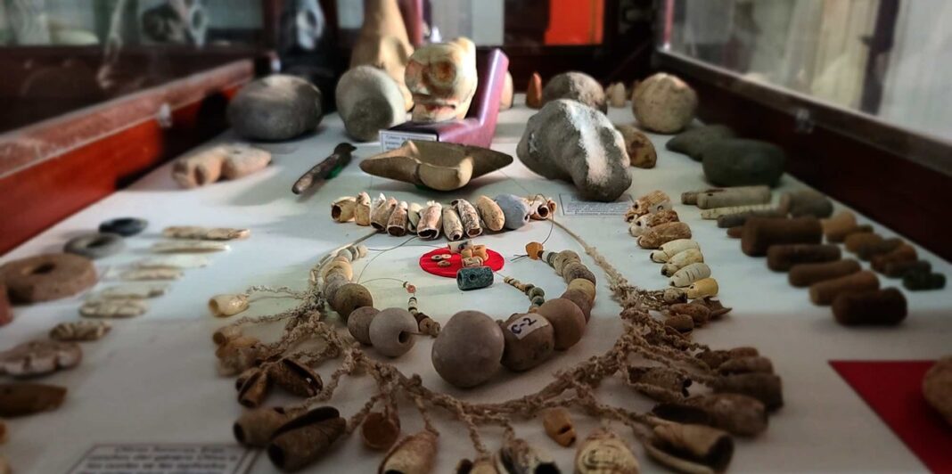 PIezas de artesanía indígenas expuestas en el Museo Taíno de Guananico, Puerto Plata.