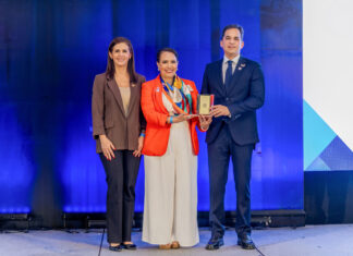 AEI culmina su séptimo congreso internacional confirmando la madurez y el desarrollo del sector inmobiliario en República Dominicana Momento en que, durante el Congreso, la National Association of REALTORS® (NAR) entregaba un reconocimiento a Alberto Bogaert, presidente de la Asociación de Agentes y Empresas Inmobiliarias (AEI)