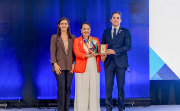 AEI culmina su séptimo congreso internacional confirmando la madurez y el desarrollo del sector inmobiliario en República Dominicana Momento en que, durante el Congreso, la National Association of REALTORS® (NAR) entregaba un reconocimiento a Alberto Bogaert, presidente de la Asociación de Agentes y Empresas Inmobiliarias (AEI)