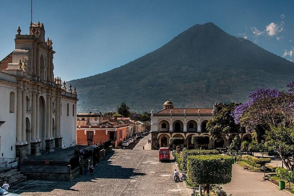 Vista panorámica de la ciudad colonial de Antigua Guatemala, en el departamento de Sacatepéquez, destacando al fondo el imponente y simétrico Volcán de Agua