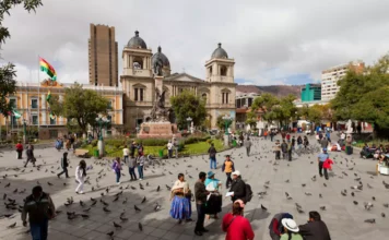 El cierre del Ministerio de Turismo abre un frente de tensión entre el Gobierno y el sector privado en Bolivia y la majestuosa Catedral Basílica de Nuestra Señora de La Paz, el principal núcleo político e histórico ubicado en el centro de la ciudad de La Paz, Bolivia.