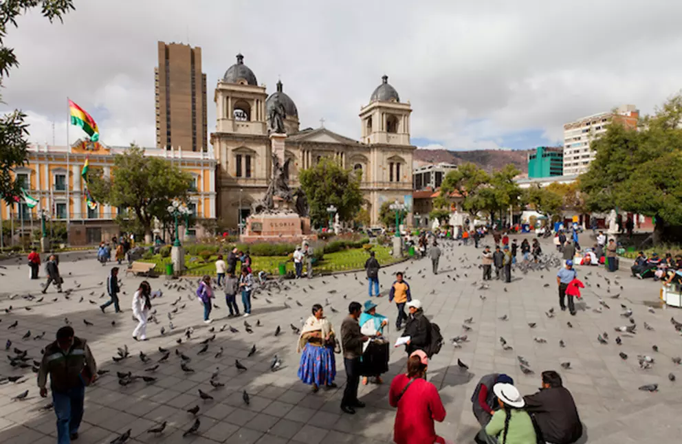 y la majestuosa Catedral Basílica de Nuestra Señora de La Paz, el principal núcleo político e histórico ubicado en el centro de la ciudad de La Paz, Bolivia.