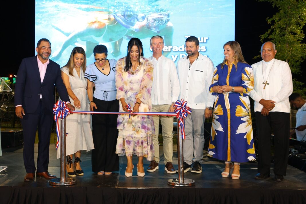 Jakaira Cid, CEO de Manureva y de Aventúrate RD, al centro, hace el corte de cinta para inaugurar la feria. Le acompañan, entro otros, Carlos Rodoli Conde, director general de los Aeropuertos de Puerto Plata; Ricardo Felip, vicepresidente del Holiday Inn Puerto Plata; Anthony González, vicepresidente del clúster turístico de Puerto Plata y Yira Vermenthon, directora de Iniciativas Turísticas del Ministerio de Turismo.