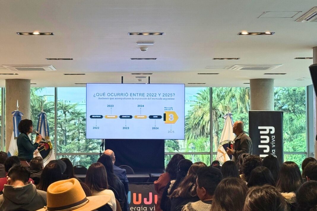 Cristina Rosario y Salvador Batista participaron en el 18.º Congreso Internacional de Periodismo Turístico en Jujuy, Argentina, donde analizaron el crecimiento del mercado argentino hacia República Dominicana.