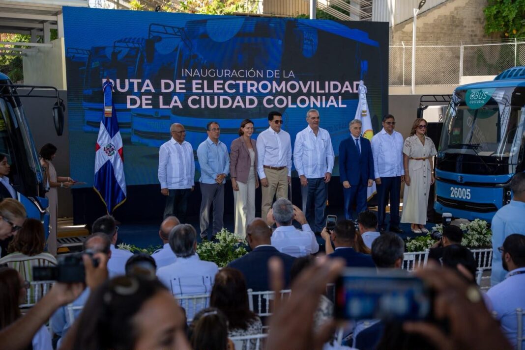 El presidente Luis Abinader, el ministro de Turismo, David Collado, y otros funcionarios durante la apertura de la Ruta de Electromovilidad de la Ciudad Colonial,
