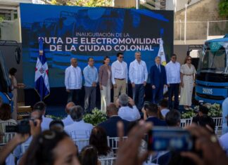 El presidente Abinader y ministro Collado inauguran la Ruta de Electromovilidad en Ciudad Colonial. El presidente Luis Abinader, el ministro de Turismo, David Collado, y otros funcionarios durante la apertura de la Ruta de Electromovilidad de la Ciudad Colonial,