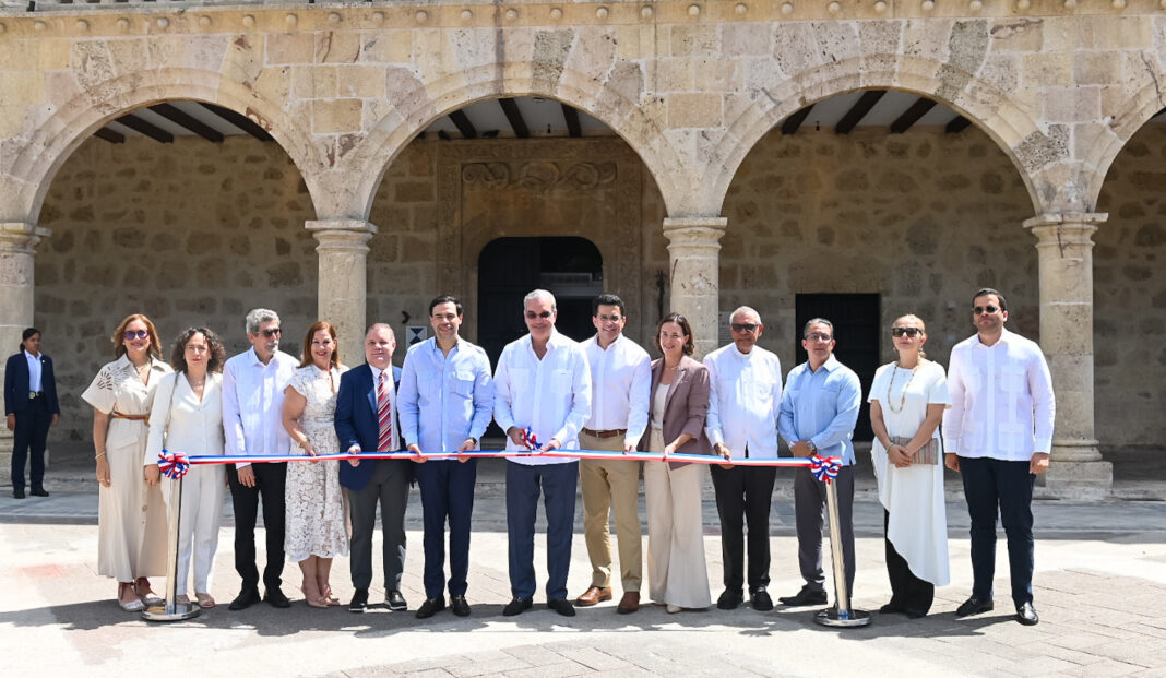 En el acto junto a los ministros de Turismo y de Cultura, y del BID que financió parte de la obra, el presidente Abinader destacó todo el aporte hecho por su gestión en lo cultural y por el desarrollo de la Ciudad Colonial Santo Domingo.