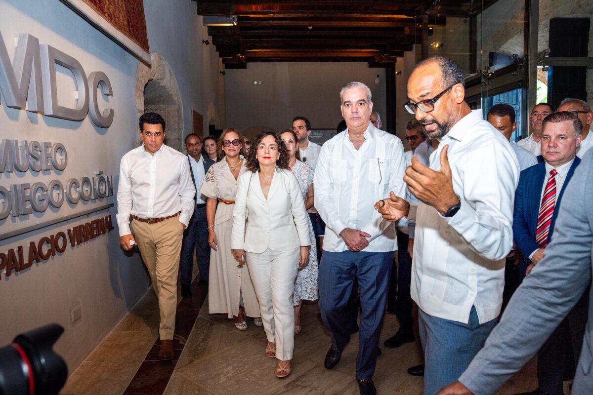 El mandatario encabezó un recorrido por las instalaciones del museo remozada con un presupuesto de unos millones de pesos ha invertido el Ministerio de Turismo en la restauración del Alcázar y unos tres millones de dólares de parte del BID en la museografía del monumento.