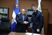MESCyT y Arajet impulsarán formación de profesionales para expansión de la industria aeronáutica Rafael Santos, ministro de Educación Superior, Ciencia y Tecnología y Víctor Pacheco, ceo de Arajet tras la firma del acuerdo