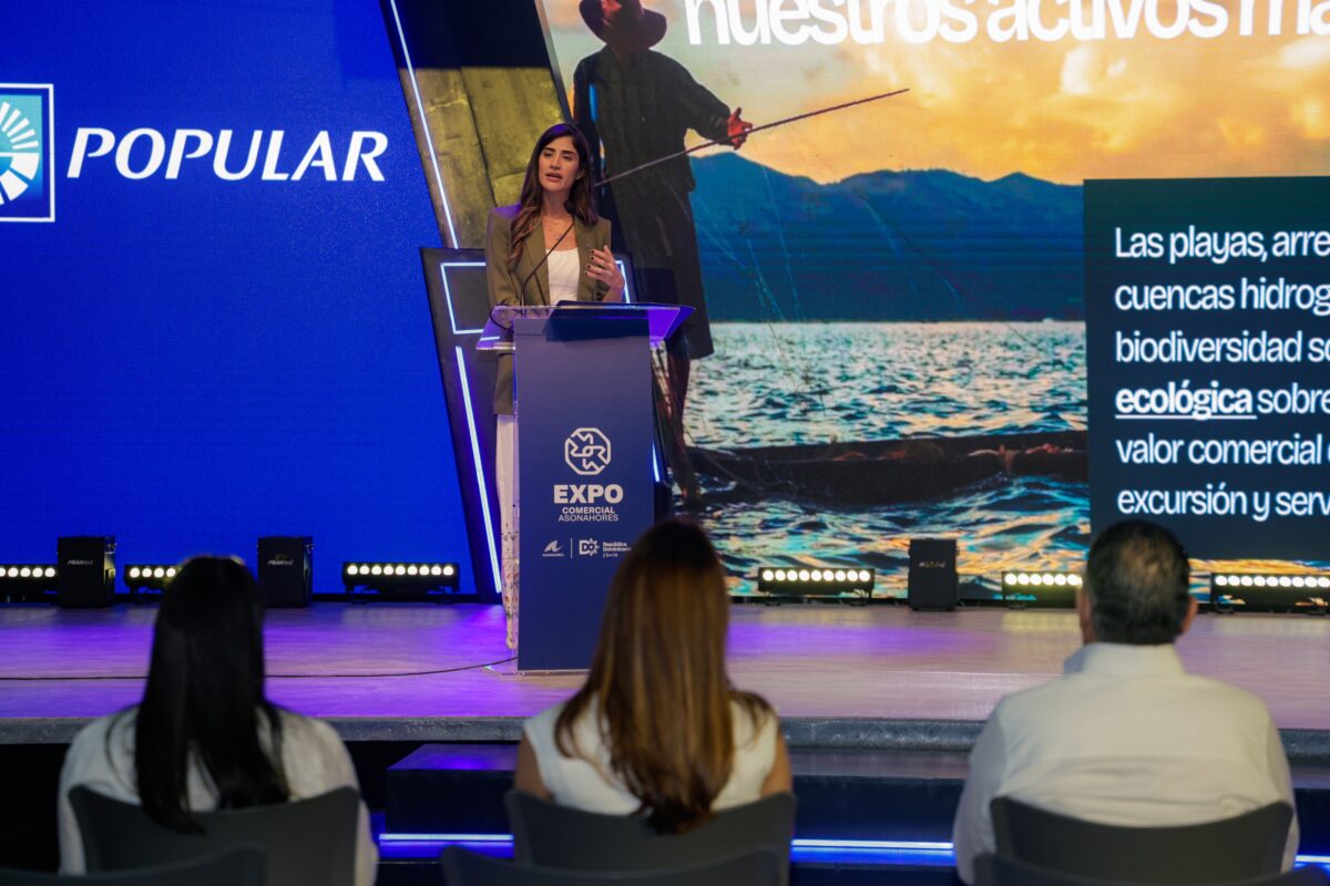 Durante el evento, la señora Nathaly Uribe, gerente de Banca Responsable del Banco Popular, abordó cómo convertir las metas de sostenibilidad del sector turístico en acciones concretas y resultados verificables.
