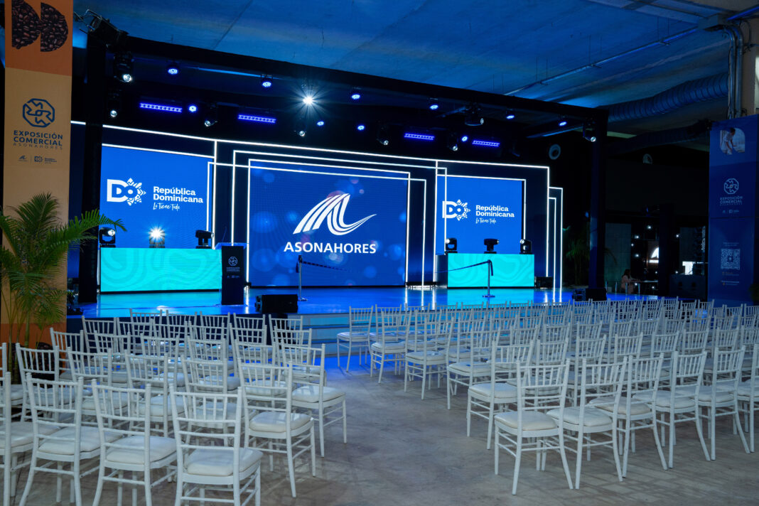 Más de 300 empresas ocupan desde hoy la Expo Comercial Asonahores 2026 en Blue Mall Punta Cana, para conectar durante tres días a hoteles, restaurantes y operadores con proveedores nacionales e internacionales; la agenda incorpora negocios, innovación, inteligencia artificial, sostenibilidad y nuevas herramientas digitales.
