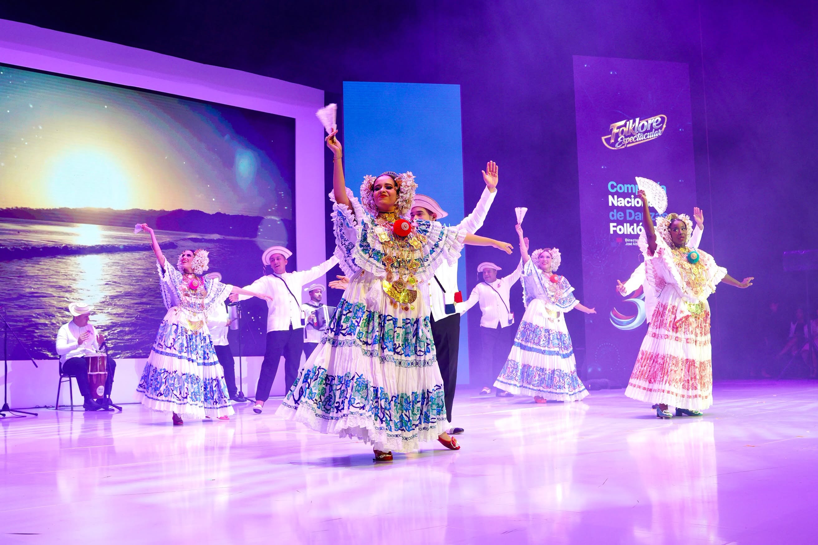 La apertura oficial ayer de la FILSD 2026 contó con una espectáculo cultural.