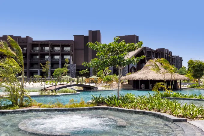 El Lopesan Caoba Lagoon Resort, Spa & Casino es un lujoso resort todo incluido de 5 estrellas inaugurado recientemente en mayo de 2026 en Playa Bávaro, Punta Cana, República Dominicana.