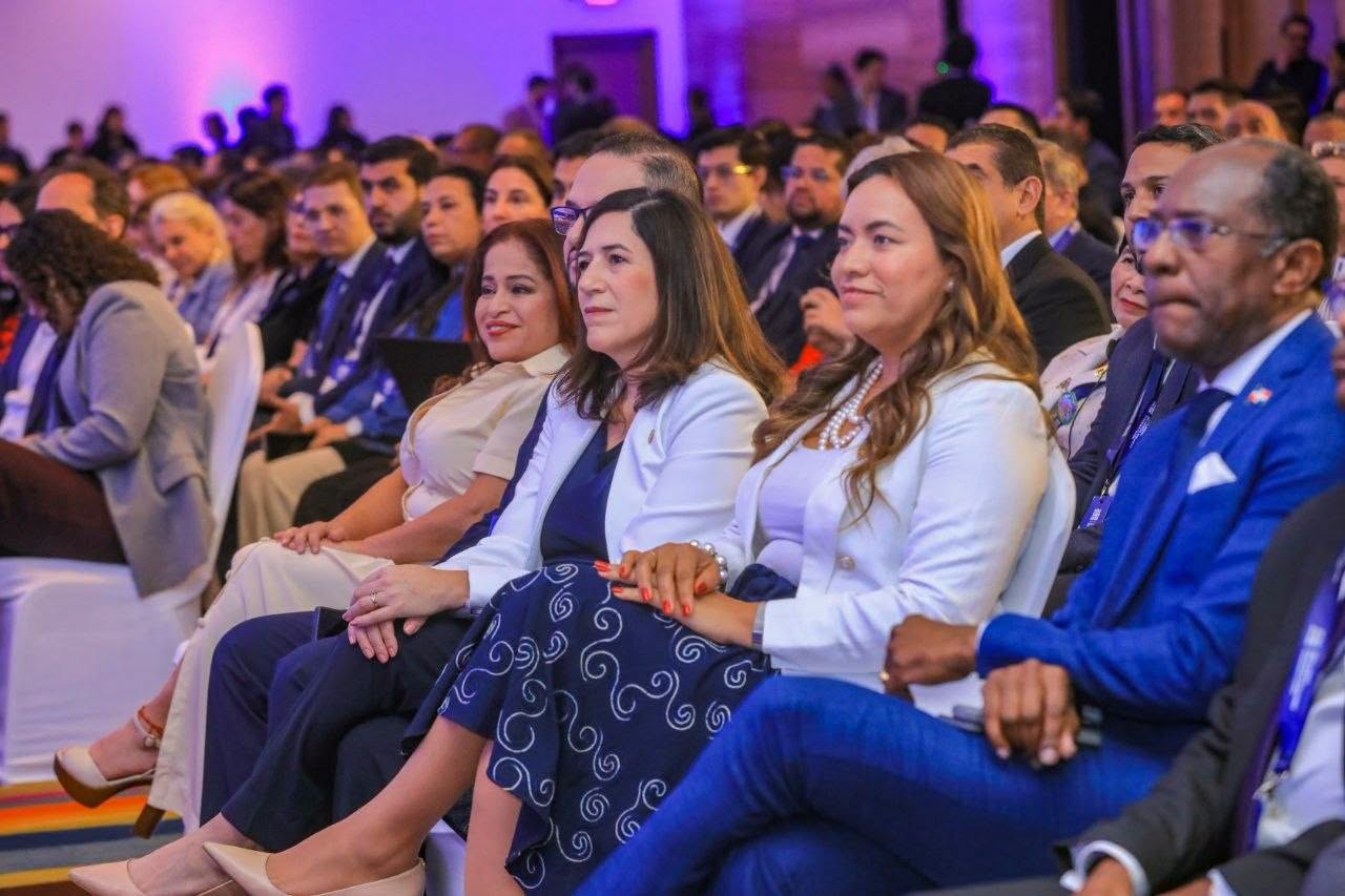 Carlos Peguero, viceministro de Turismo dominicano, en primera fila en el acto de celebracion del Día Mundial del Turismo en El Salvador este domingo.