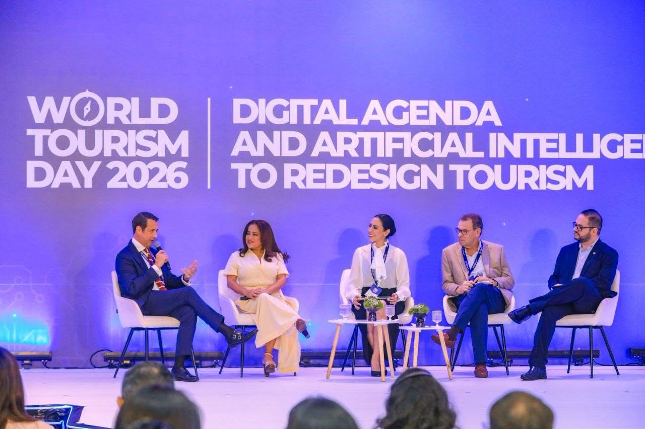 La ministra de Turismo de El Salvador, Morena Valdez, segunda de izq. a der, durante uno de los paneles de debates sobre IA y Turismo.