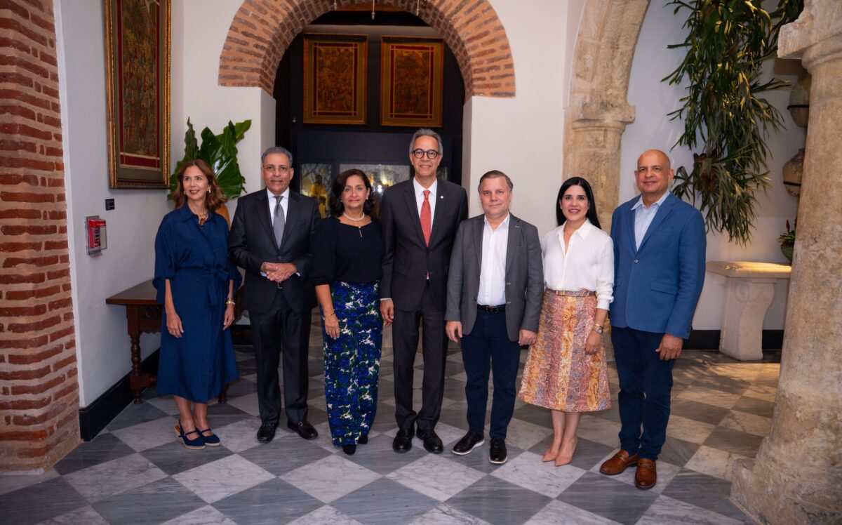 De izquierda a derecha, los señores Carmen Rita Cordero, Osiris de León, Soraya Lara, José Mármol, Joan Ferrer, Mariel Bera y José Enrique Delmonte.