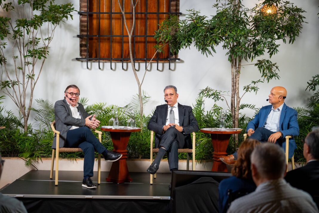 El encuentro ofreció un espacio de reflexión sobre la actividad sísmica y la historia geológica de la isla. En la imagen Osiris de León, ingeniero geólogo; Joan Ferrer, abogado, historiador y genealogista y José Enrique Delmonte, asesor cultural del Centro Cultural Taíno Casa del Cordón. Foto Centro Cultural Taíno.