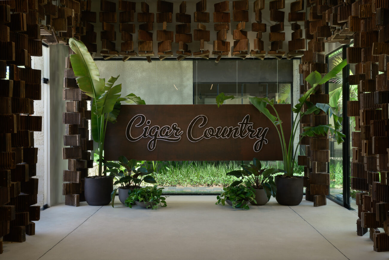 Cigar Country tiene décadas vinculada a la distribución, comercialización y promoción de cigarros premium y a las experiencias de visitas a fábricas en la República Dominicana.