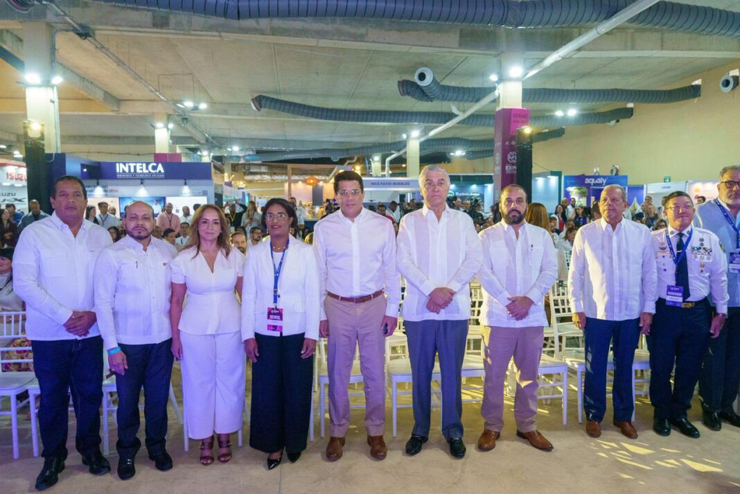 El ministro de Turismo, David Collado al centro junto al liderazgo de Asonahores en la Expo Comercio Asonahores 2026. Foto Asonahores.