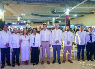 Más de RD$220,000 millones en compras nacionales revelan la extensa red de productores, industrias y empresas que crece detrás de cada visitante que llega a República Dominicana El ministro de Turismo, David Collado al centro junto al liderazgo de Asonahores en la Expo Comercio Asonahores 2026. Foto Asonahores.