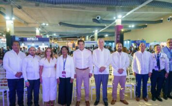 Más de RD$220,000 millones en compras nacionales revelan la extensa red de productores, industrias y empresas que crece detrás de cada visitante que llega a República Dominicana El ministro de Turismo, David Collado al centro junto al liderazgo de Asonahores en la Expo Comercio Asonahores 2026. Foto Asonahores.