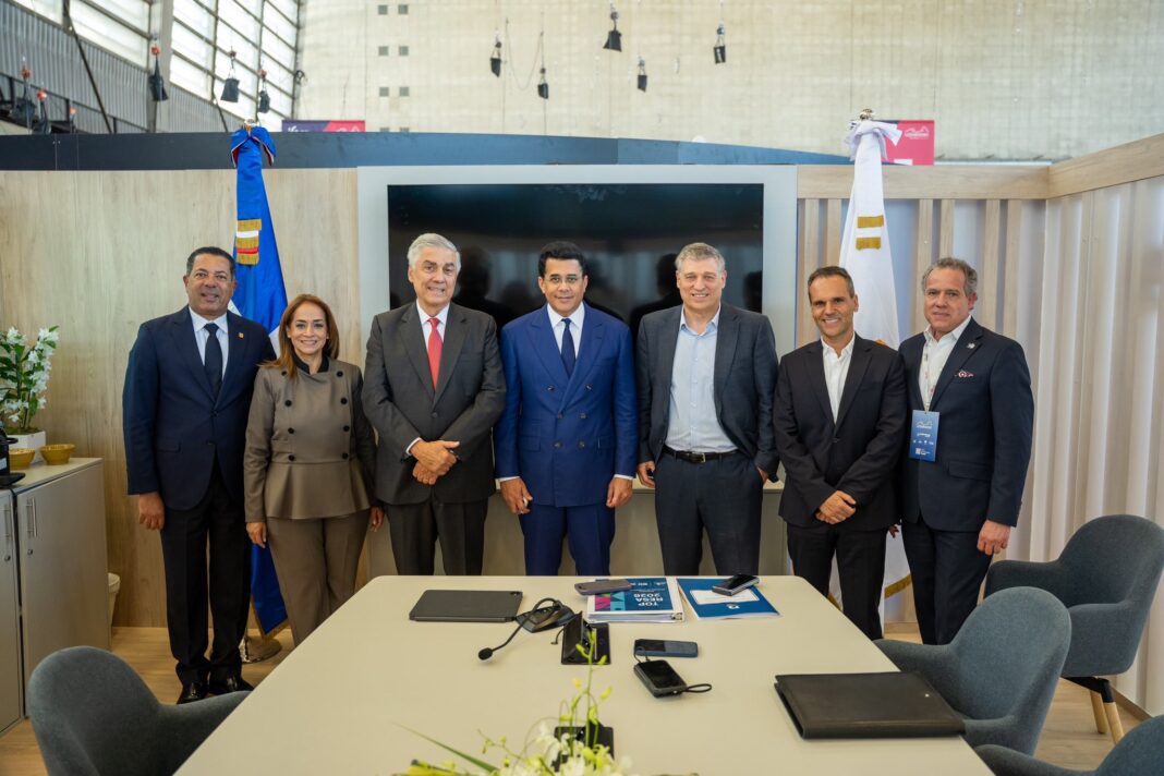 El ministro de Turismo dominicano encabeza de una las numerosas reuniones estratégicas de negocios para potenciar el turismo francés hacia República Dominicana. 2