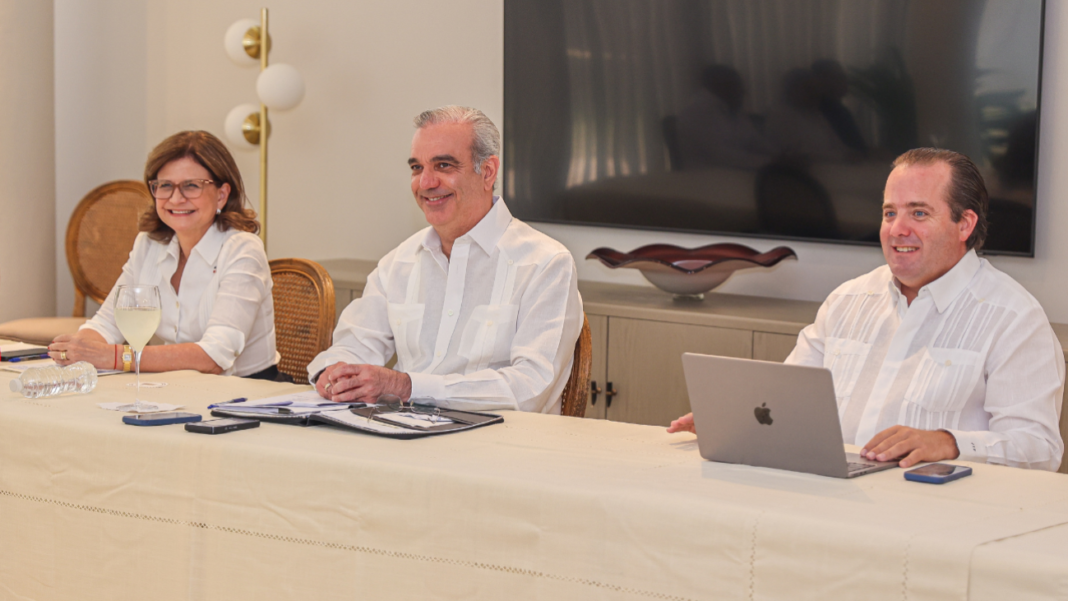 El presidente Luis Abinader ofreció estas declaraciones durante un encuentro junto a la vicepresidenta Raquel Peña y al ministro de la Presidencia, José Ignacio Paliza, con empresarios de la Asociación de Mayoristas en Provisiones de Santiago (Amaprosan).