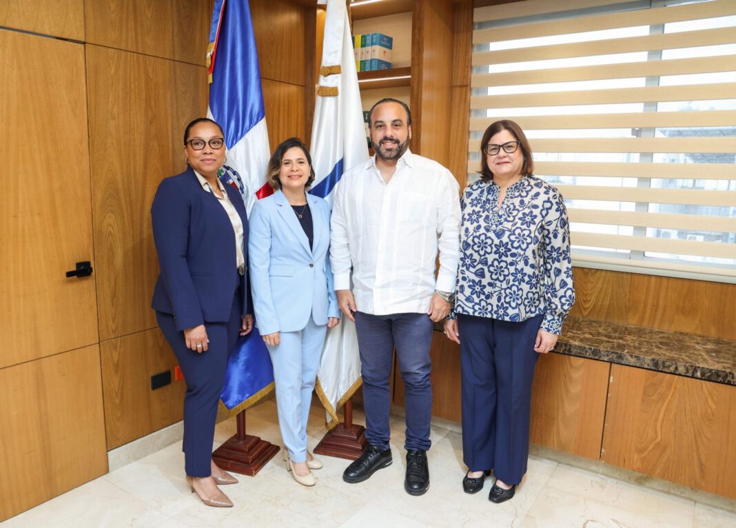 El presidente de la Junta de Aviación Civil (JAC), Julio Peña Guzmán, recibió en visita de cortesía a Annaleen Lord, Gerente para el Caribe, y Liena García, Gerente de Relaciones para la Industria en el Caribe, de la Asociación Internacional de Transporte Aéreo (IATA)