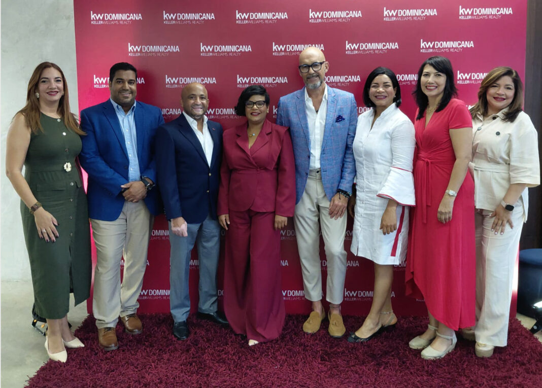 En la imagen, el equipo de trabajo de Keller Willams RD junto a José Joaquín Alonso de CLERHP. Foto Fuente Externa.