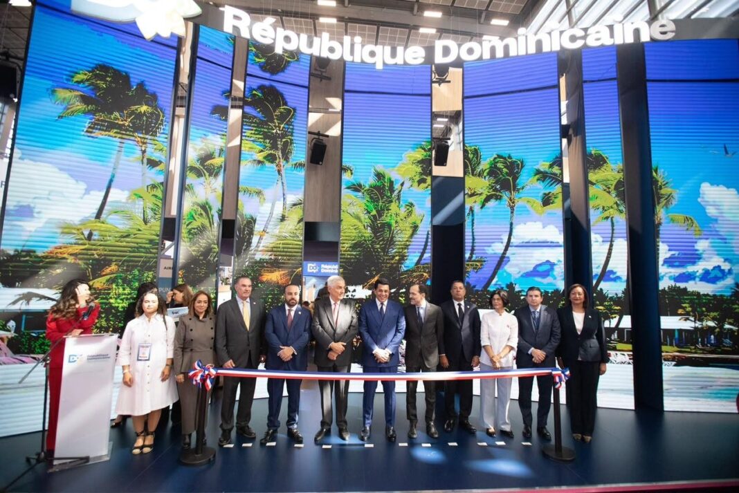David Collado, ministro de Turismo, junto al liderazgo empresarial que participa en la edición Top Resa 2026 en el momento de abrir el stand en la feria.