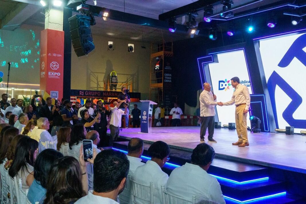 Frank Rainieri y David Collado se saludan tras el reconocimiento del ministro de Turismo al empresario fundador de Punta Cana.