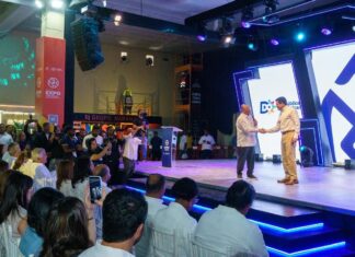 David Collado reconoce a Frank Rainieri, el hombre que transformó Punta Borrachón en Punta Cana la marca de referencia del turismo dominicano Frank Rainieri y David Collado se saludan tras el reconocimiento del ministro de Turismo al empresario fundador de Punta Cana.
