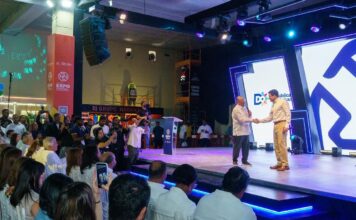 David Collado reconoce a Frank Rainieri, el hombre que transformó Punta Borrachón en Punta Cana la marca de referencia del turismo dominicano Frank Rainieri y David Collado se saludan tras el reconocimiento del ministro de Turismo al empresario fundador de Punta Cana.