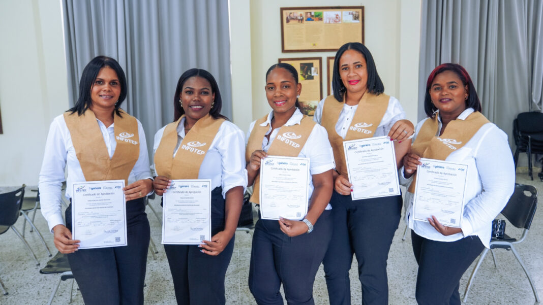 Durante este año 2026, Infoetp ha ejecutado 332 acciones formativas con más de 6,300 participantes en la provincia. En la imagen Graduadas del Diplomado Distintivo Puertos de Crucero en Samaná.